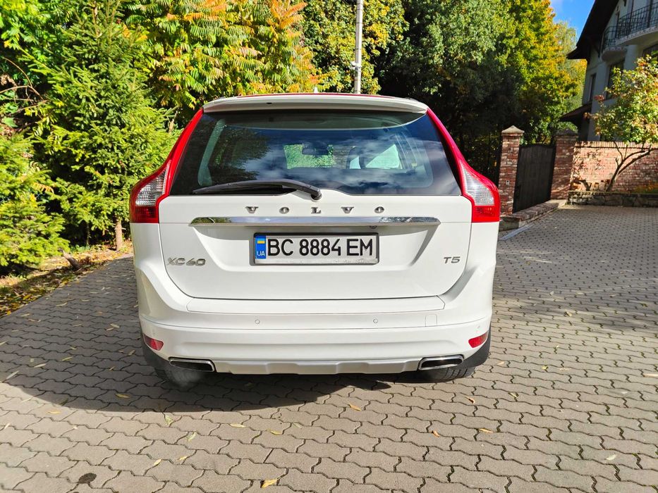 Volvo XC60 2015 2.0 FWD бензин