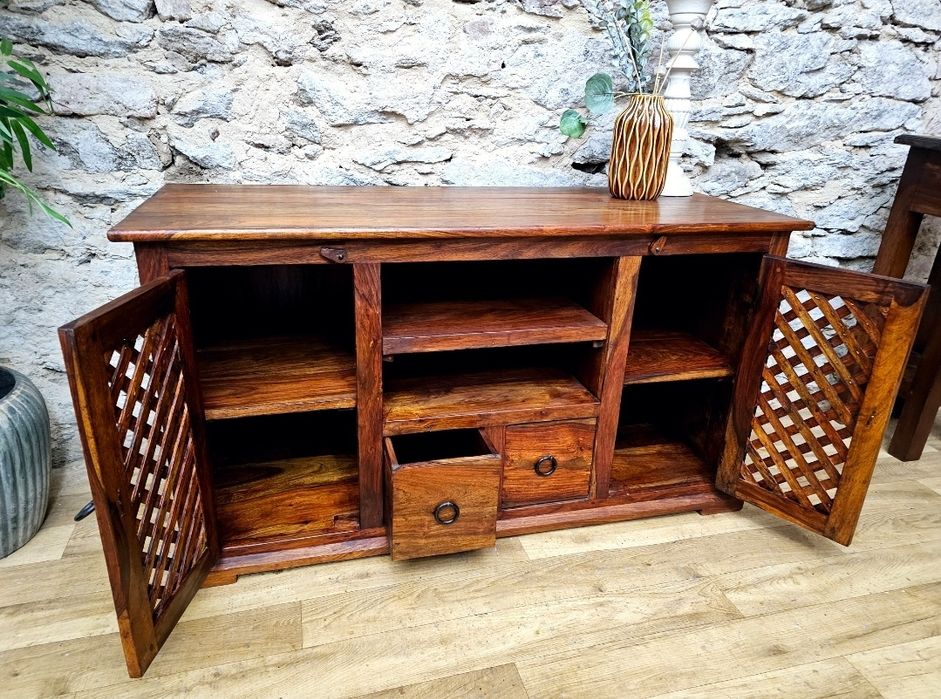 Komoda drewniana pod tv. Palisander, szuflady, ażurowe ozdoby.