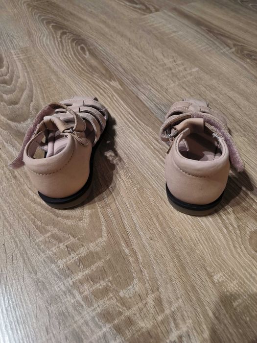 Sandałki dla dziewczynki r. 22