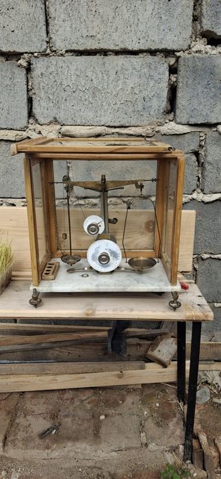 Zabytkowa waga analityczna