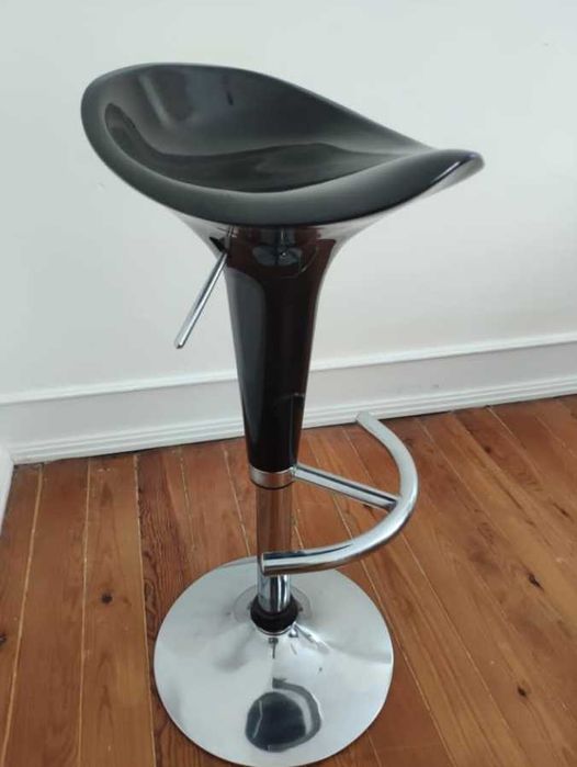 Banco de bar preto usado (LEROY MERLIN)