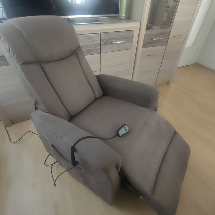 Fotel geriatryczny z funkcją pomocy przy wstawaniu firmy Delfi Duo Collection - Transport Wysyłka