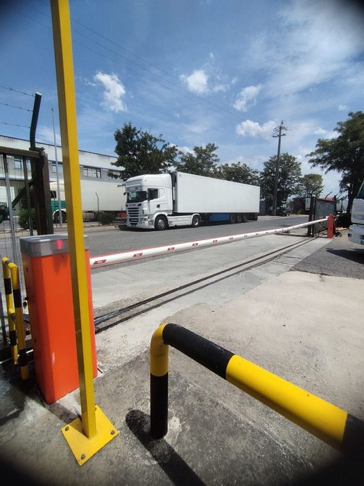 Manutenção, instalação e reparação de portas, portões e barreiras viár