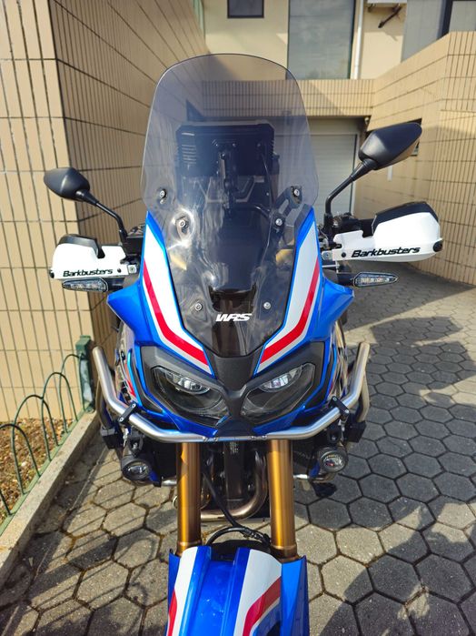 Vendo Honda Africa Twin Adventure Sports de 2019, com apenas 17.800 km, em excelente estado geral, muito estimada e pronta para qualquer aventura.