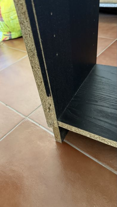Estante de madeira preta