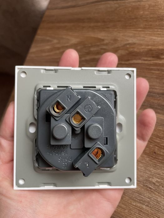 Дизайнерські: розетка, вимикач з usb квадратні