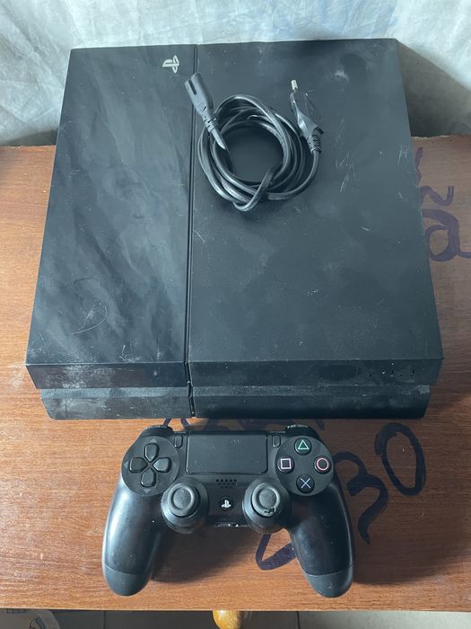 Vendo playstation 4 com comando para pecas