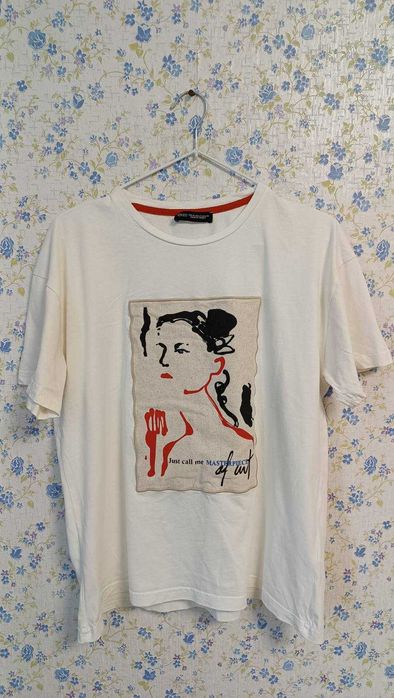 Біла жіноча футболка з нашивкою