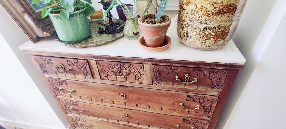 Cómoda antiga em madeira