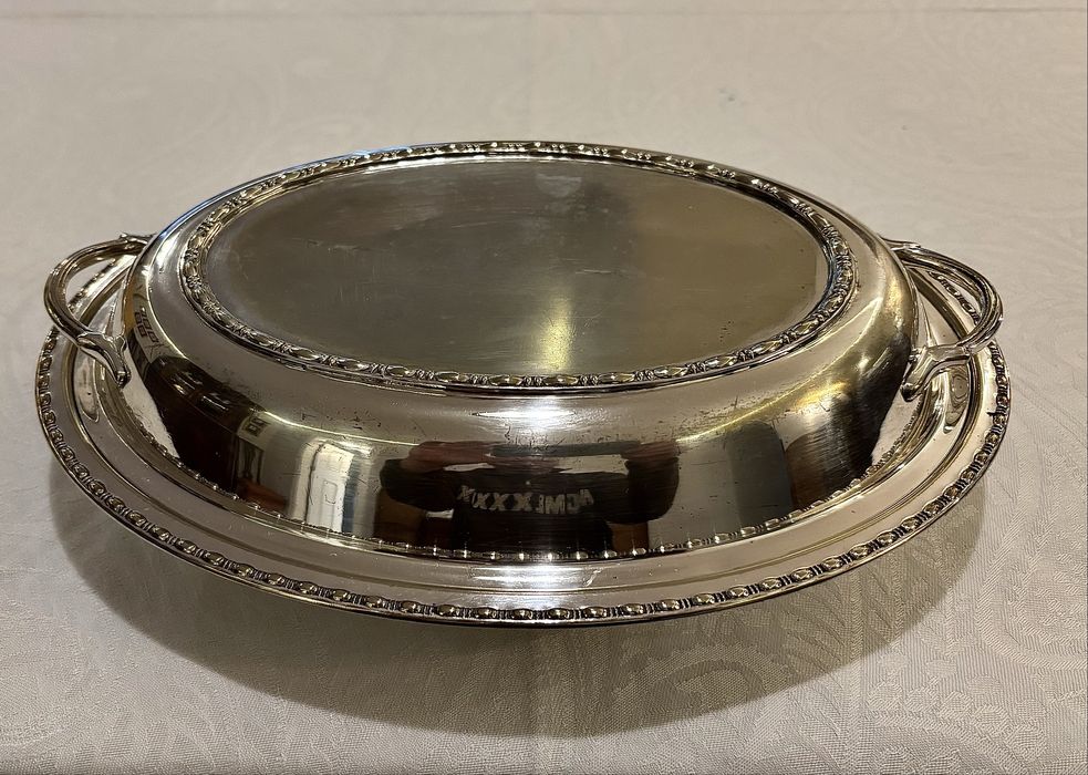 Prato coberto em casquinha de prata inglesa