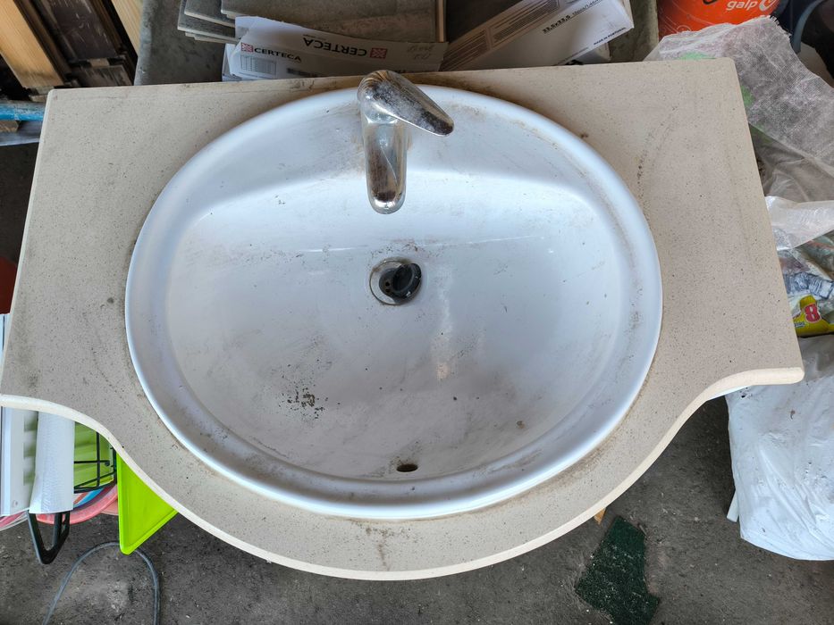 Móvel de wc, com torneira e lavatório