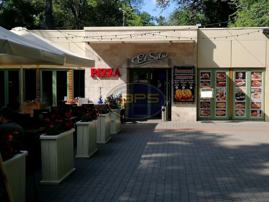 Продаж діючого кафе 122 м² на Італійському бульварі — окрема будівля, майданчик 200 м², орендар