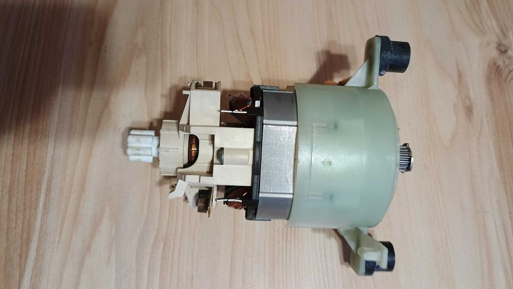 Двигатель 499044 мотор кухонного комбайна Bosch 5180