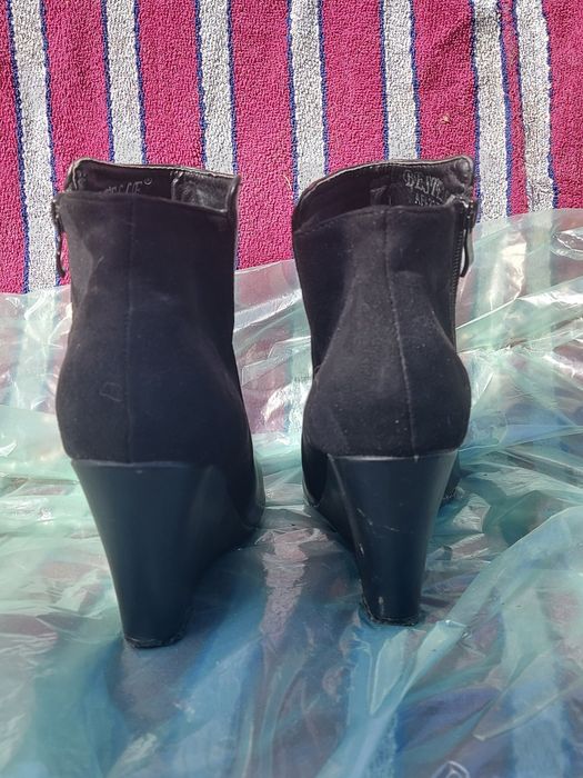 Buty damskie na koturnie czarne rozmiar 38 firma BESTELLE
