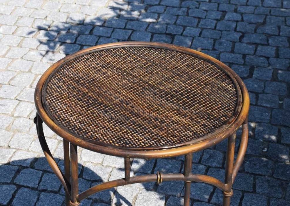 Mesa de apoio metálica e tampo em vime, feita na Tailândia