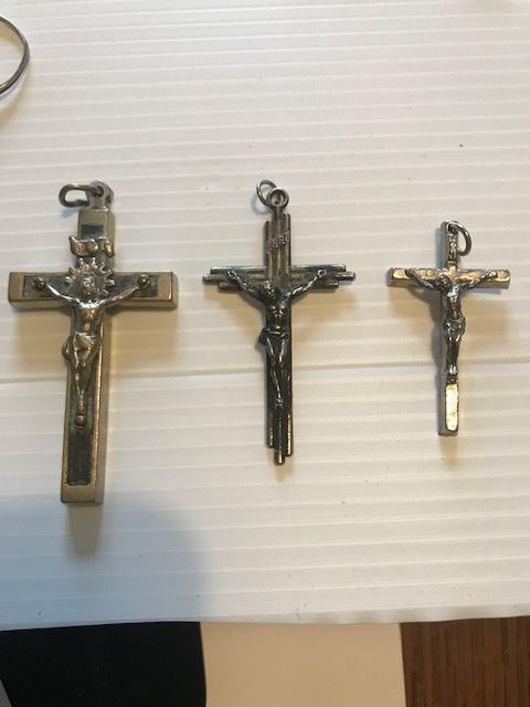 Crucifixos / pendentes em metal