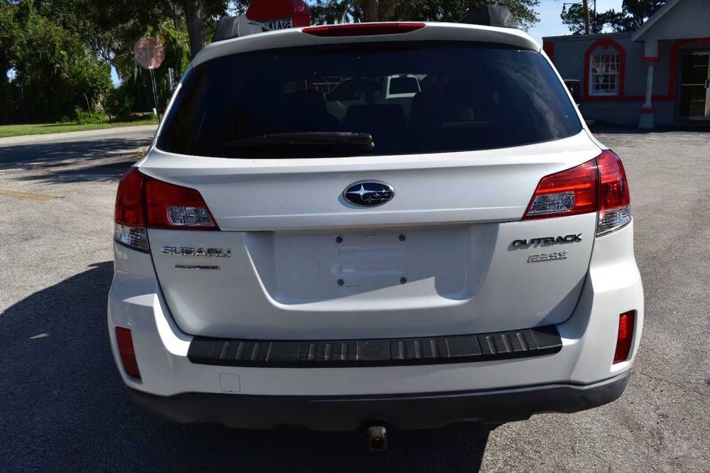 Subaru Outback 2.5i Limited      2013