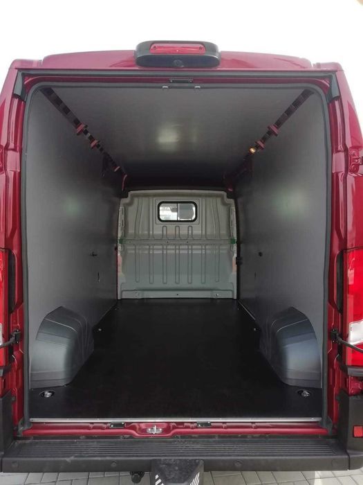 Peugeot Boxer L3H2   Zabudowa przestrzeni ładunkowej z laminatu