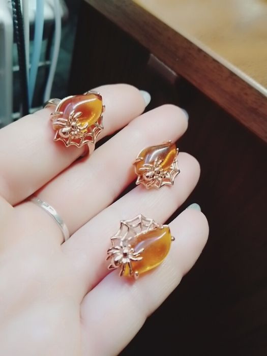 Продам сережки з бурштином