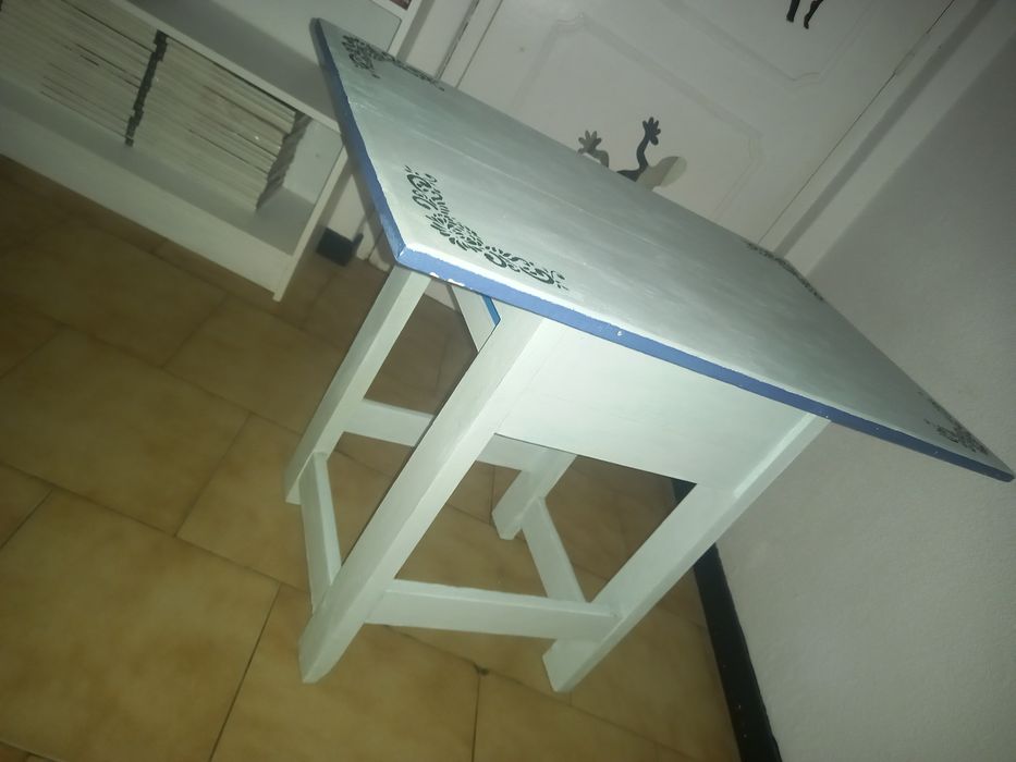 Mesa rústica de madeira maciça