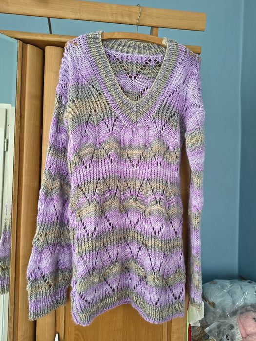 Sweter robiony na drutach