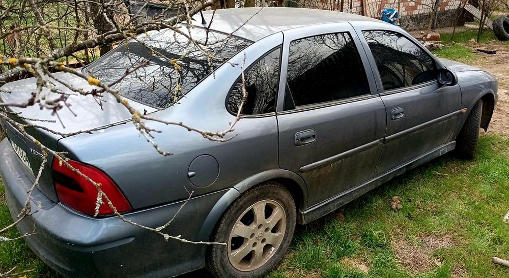 Опель вектра Б на ходу