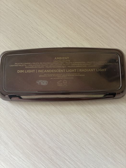 Hourglass paletka rozświetlająca do twarzy Dim Light