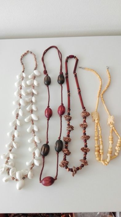 Brincos, pulseiras, anéis e colares vintage