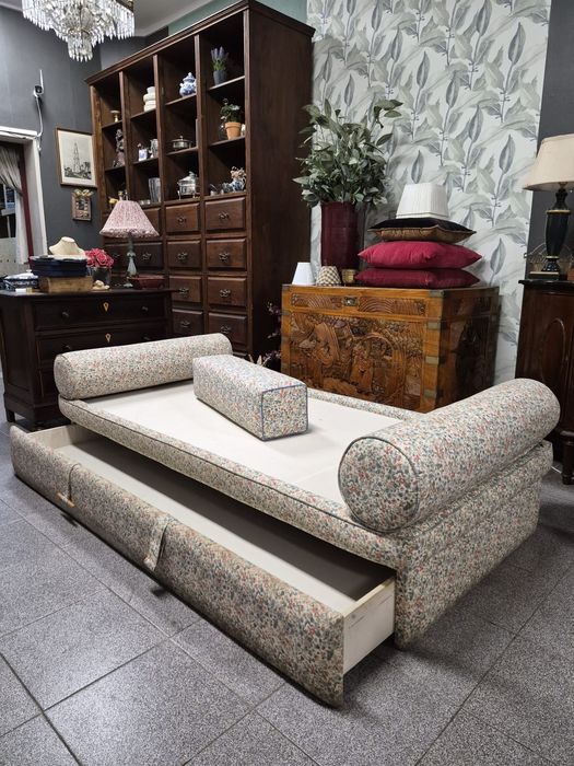 Sommier com Gaveta - Funcional e Elegante.