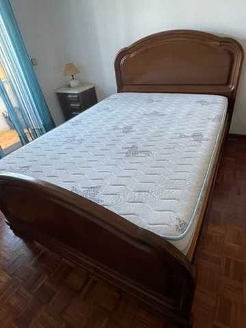 Cama de casal em madeira maciça com colchão