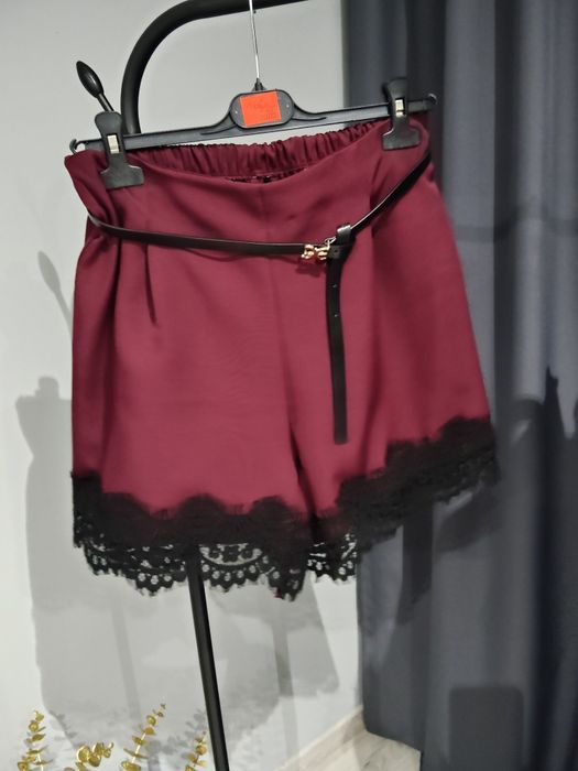 Burgundowy spodenki wykończone koronką