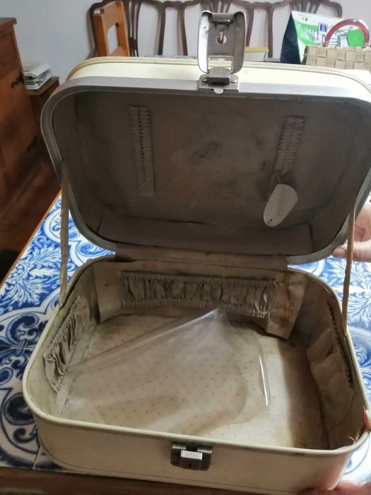 Necessaire  = malinha de viagem