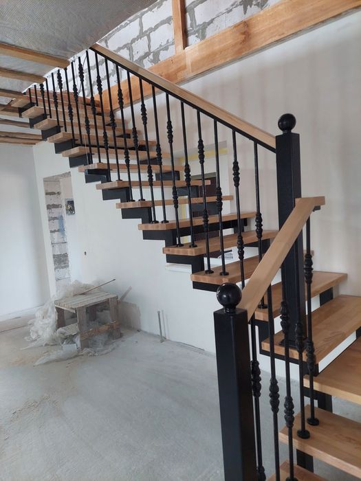 Сходи ЛОФТ на металевому каркасі перила ступені дуб ясен бук сосна