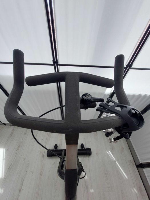 Bicicleta de Sprinting BH com mudanças Shimano e pedais mistos