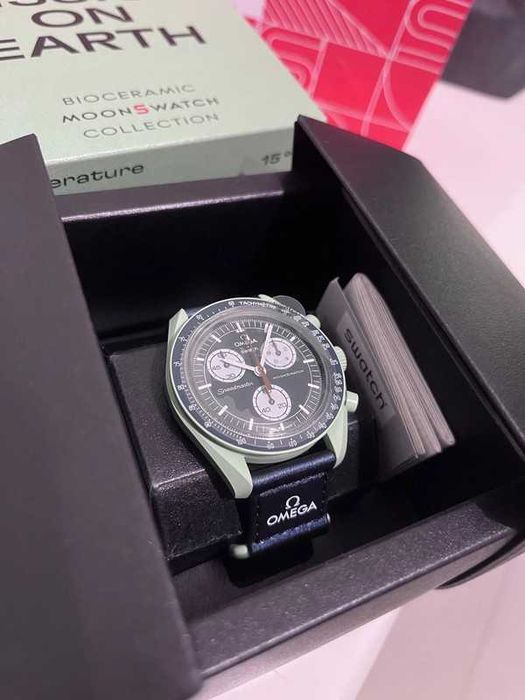 SO33G100 Omega x Swatch Earth Precyzja Geologiczna