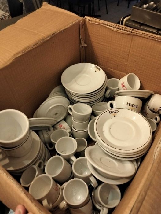 Pratos e chávenas de café