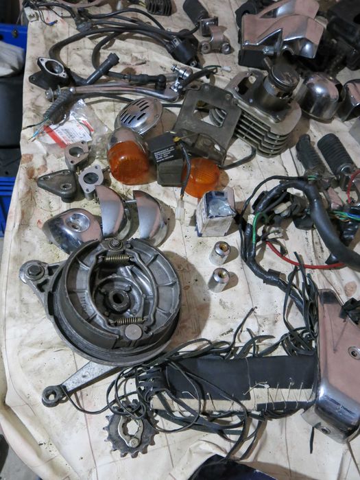 Stopki boczne Sym Husky 125.