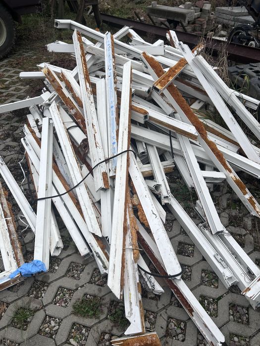 Ramy okienne z profilami metalowymi w srodku