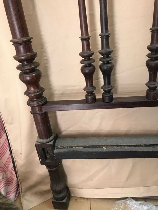 Cama muito antiga em pau preto