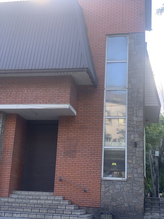 Здається в оренду окрема двоповерхова будівля в центрі міста.