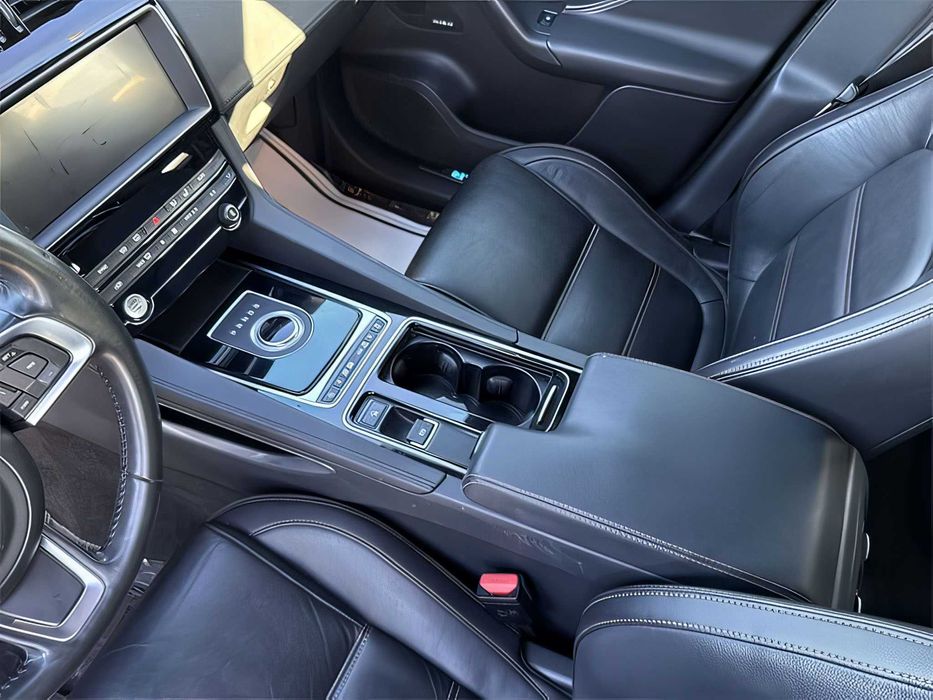 Jaguar F-PACE      2020