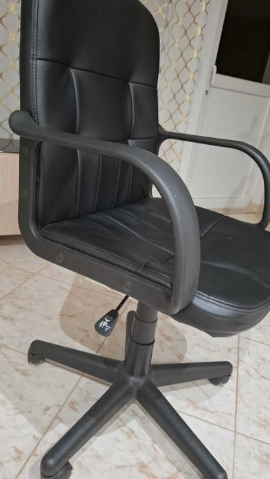 Varias cadeira para escritorio