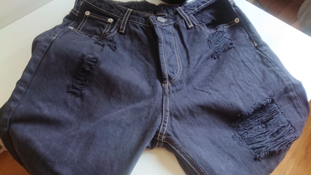 Spodnie jeansowe damskie marki Stradivarius DIY z dziurami