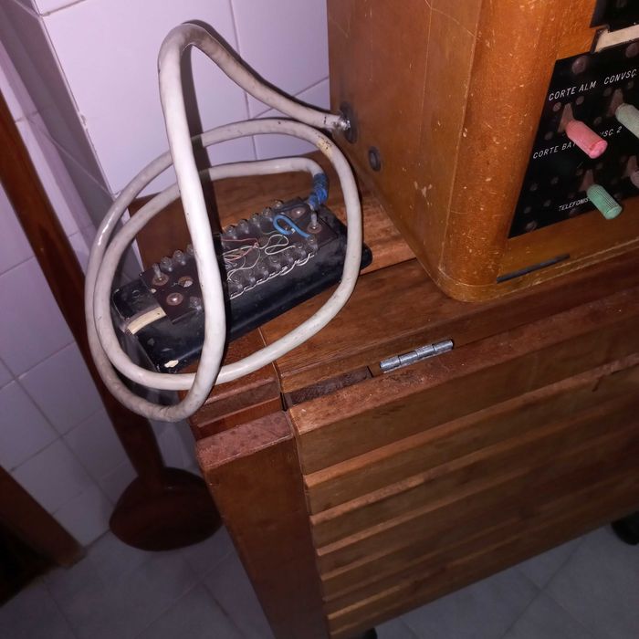PBX antigo em madeira