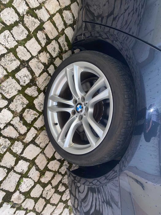 BMW 750I V8 Biturbo 4395 cc 407 cavalos, azul escuro