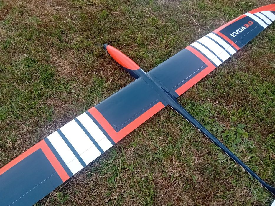 Vendo motoplanador EVOA da marca ROBBE. Completamente novo com n motor e servos , pronto a voar. Todo em fibra e carbono. 3 metros de envergadura.