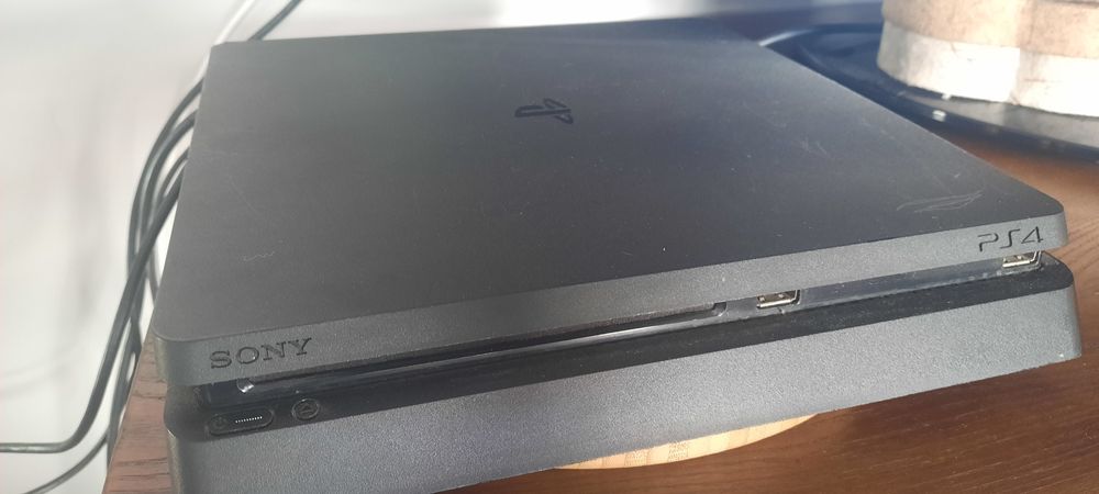 Playstation 4  slim + 2 comandos
