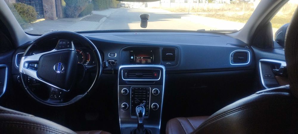 Вольво v60 2014 року