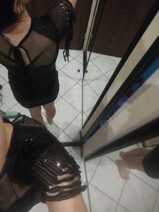 Sukienka z cekinami i frędzlami