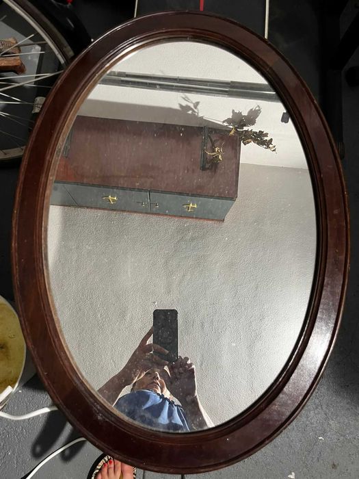 Espelho antigo em madeira. Perfeito para decorar qualquer divisão da sua casa.